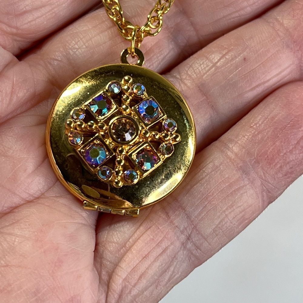 Beautiful Gold Tone Necklace and Locket - Picture 2 of 7